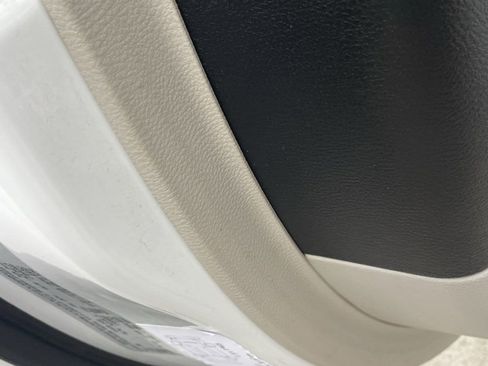 Used 2024 Chrysler Pacifica Select image 5