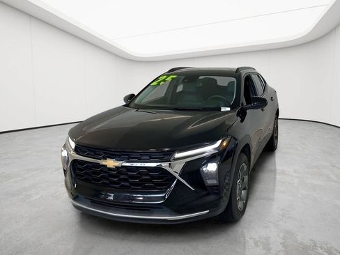 Used 2025 Chevrolet Trax LT FWD image 24