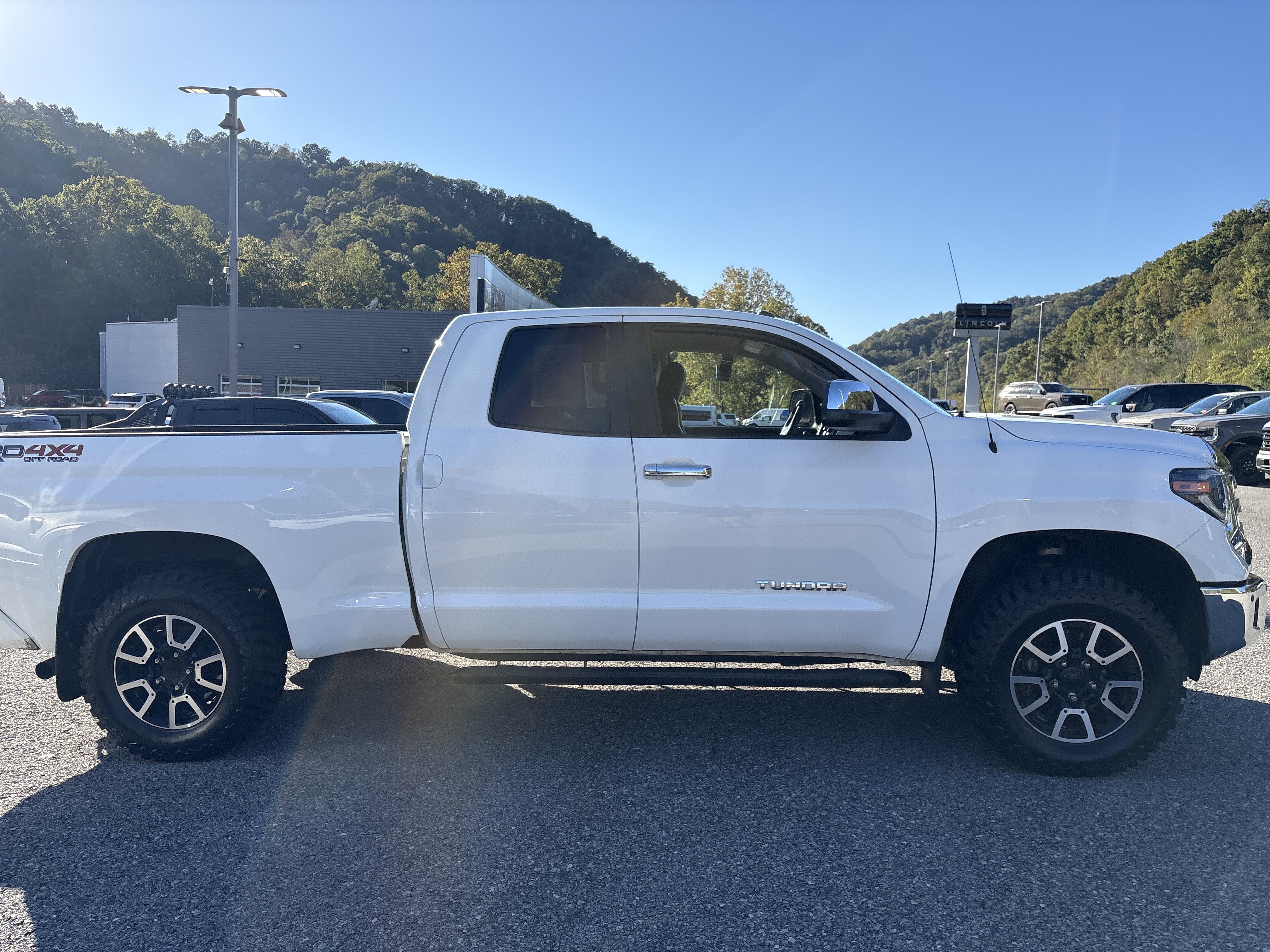 Used 2019 Toyota Tundra Limited w/ Limited Premium Package AWD/4WD image 3