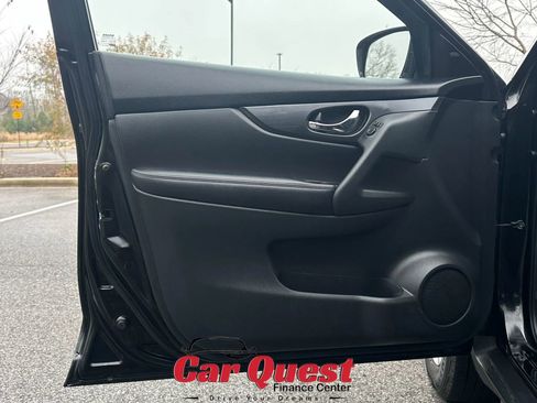 Used 2020 Nissan Rogue SV image 10