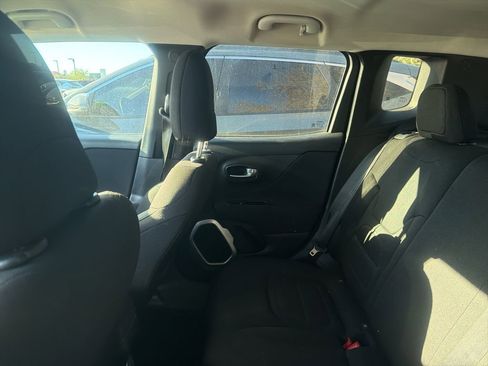 Used 2019 Jeep Renegade Latitude image 9