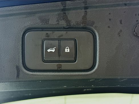 Used 2025 Nissan Pathfinder SV FWD image 30