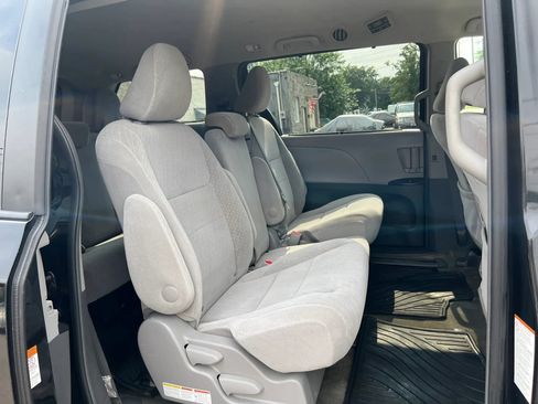 Used 2017 Toyota Sienna LE FWD image 32