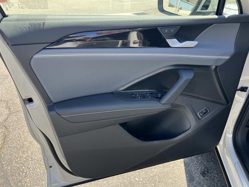 New 2025 Volkswagen Tiguan SEL R-Line image 4