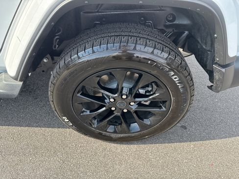 Used 2025 Jeep Wrangler Sahara image 16