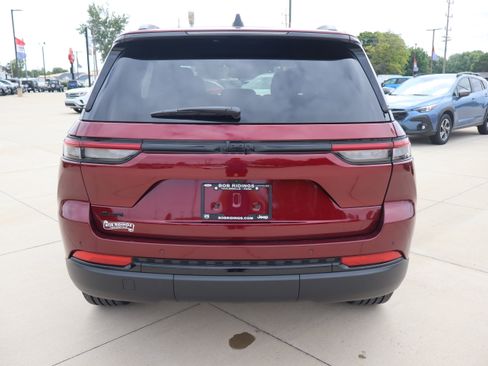 Used 2025 Jeep Grand Cherokee Altitude AWD/4WD image 7