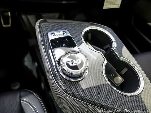 New 2026 Cadillac Optiq Luxury 2 image 17