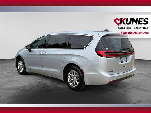 Used 2024 Chrysler Pacifica Touring-L FWD image 8