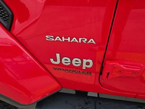 Used 2019 Jeep Wrangler Unlimited Sahara w/ Dual Top Group AWD/4WD image 11