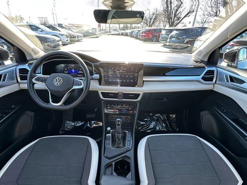 Used 2025 Volkswagen Taos SE image 21