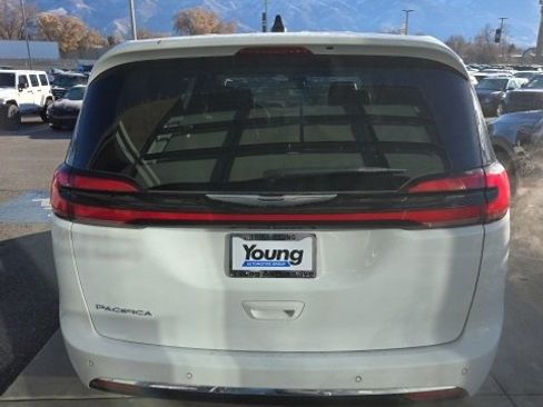 Used 2024 Chrysler Pacifica Touring-L image 5