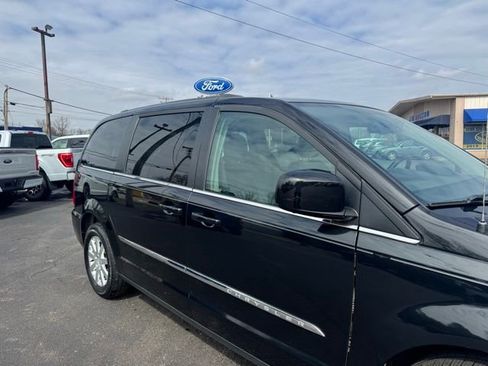 Used 2016 Chrysler Town & Country Touring image 6