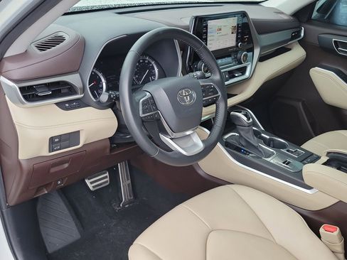 Used 2021 Toyota Highlander XLE FWD image 23