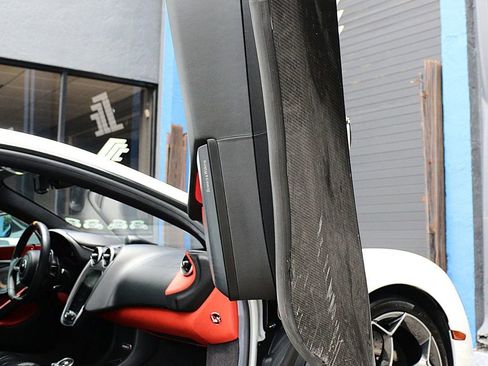 Used 2019 McLaren 600LT RWD image 25