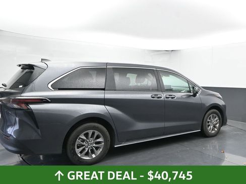 Used 2025 Toyota Sienna LE image 12