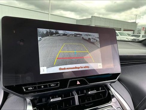 Used 2024 Toyota Venza XLE image 13