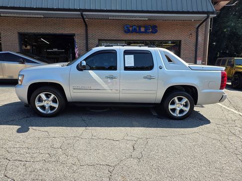 Used 2013 Chevrolet Avalanche LTZ AWD/4WD image 3