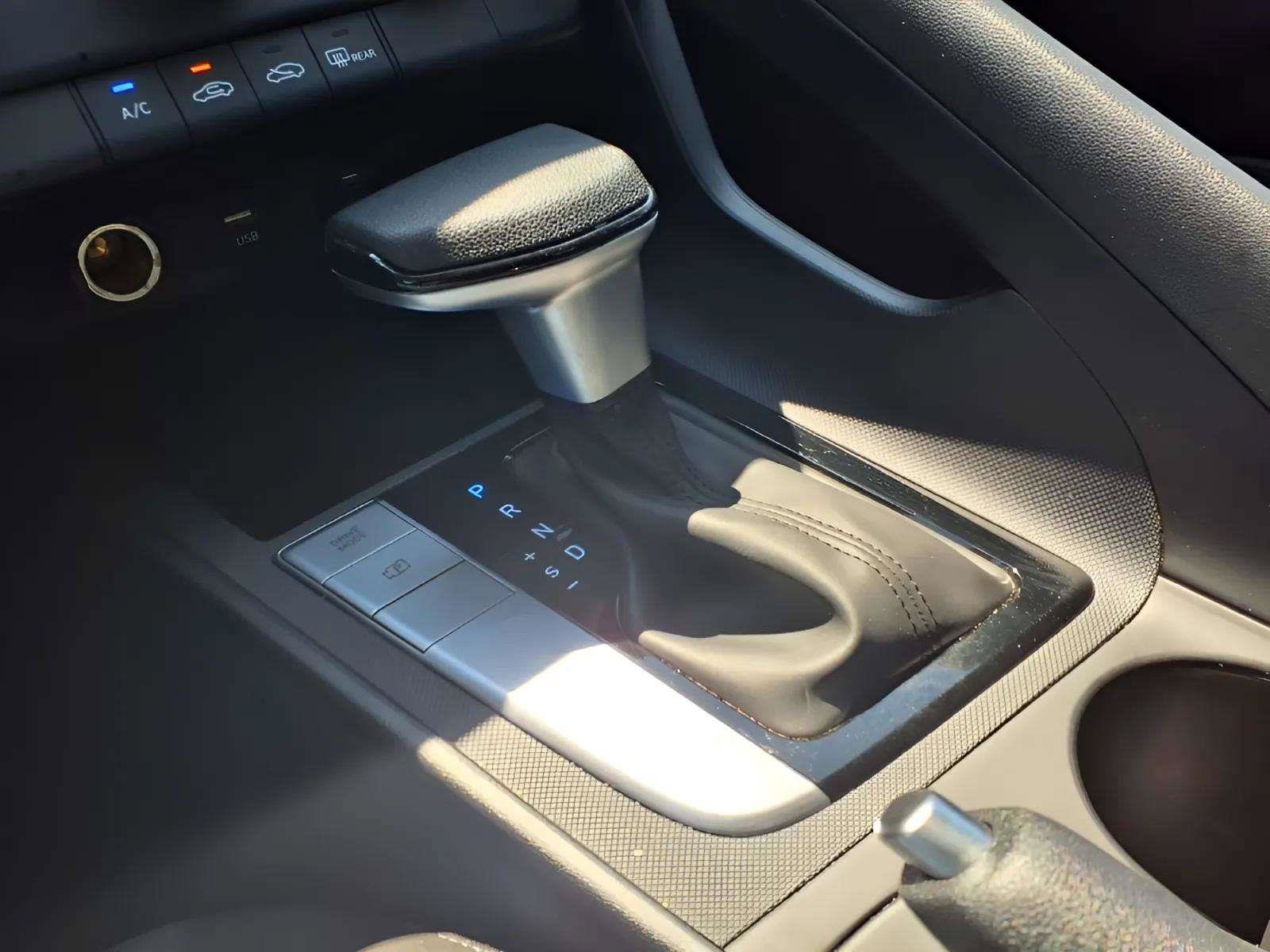 Certified 2025 Hyundai Elantra SE FWD image 17