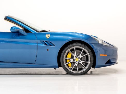 Used 2010 Ferrari California image 11