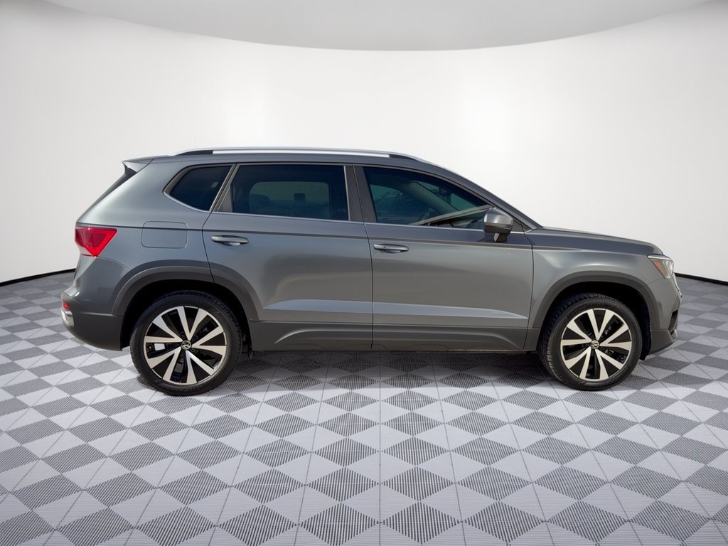 Used 2023 Volkswagen Taos SE w/ Panoramic Sunroof Package FWD image 8