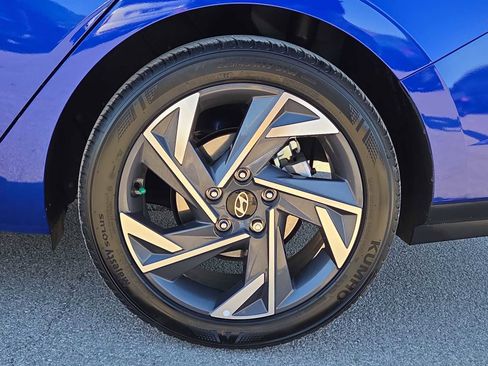 Used 2025 Hyundai Elantra Limited image 13