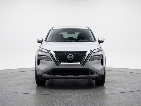 Used 2025 Nissan Rogue SV image 2