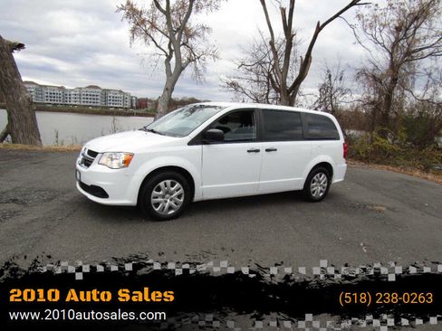 Used 2019 Dodge Grand Caravan SE w/ UConnect Hands-Free Group image 1