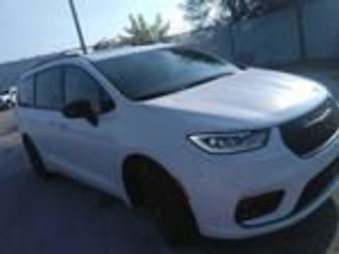 Certified 2025 Chrysler Pacifica Limited FWD image 1