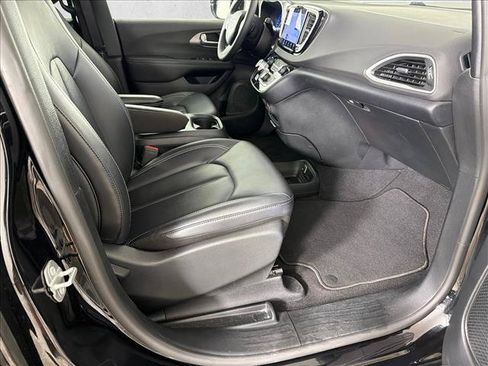 Used 2025 Chrysler Pacifica Select FWD image 13