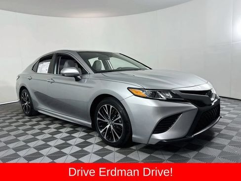 Used 2020 Toyota Camry SE FWD image 1