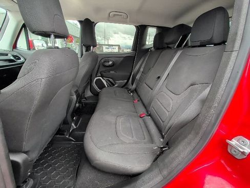 Used 2018 Jeep Renegade Latitude w/ Popular Equipment Group AWD/4WD image 5