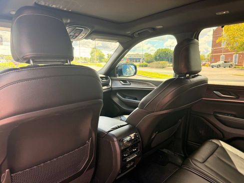Used 2024 Jeep Grand Cherokee L Limited w/ Luxury Tech Group II AWD/4WD image 17