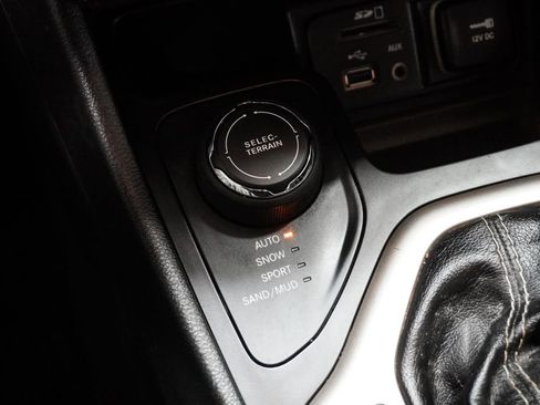 Used 2015 Jeep Cherokee Latitude w/ Cold Weather Group image 27