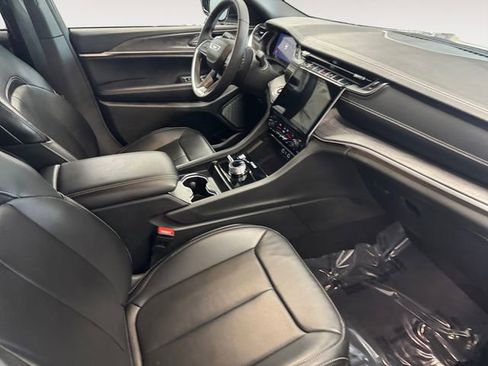 Used 2024 Jeep Grand Cherokee Limited w/ Luxury Tech Group II image 4