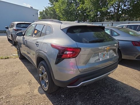 Used 2025 Chevrolet Trax LT w/ LT Convenience Package FWD image 8