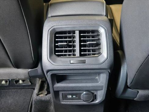 Used 2024 Volkswagen Tiguan SE image 14