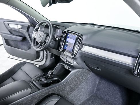 Certified 2025 Volvo XC40 B5 Core image 25