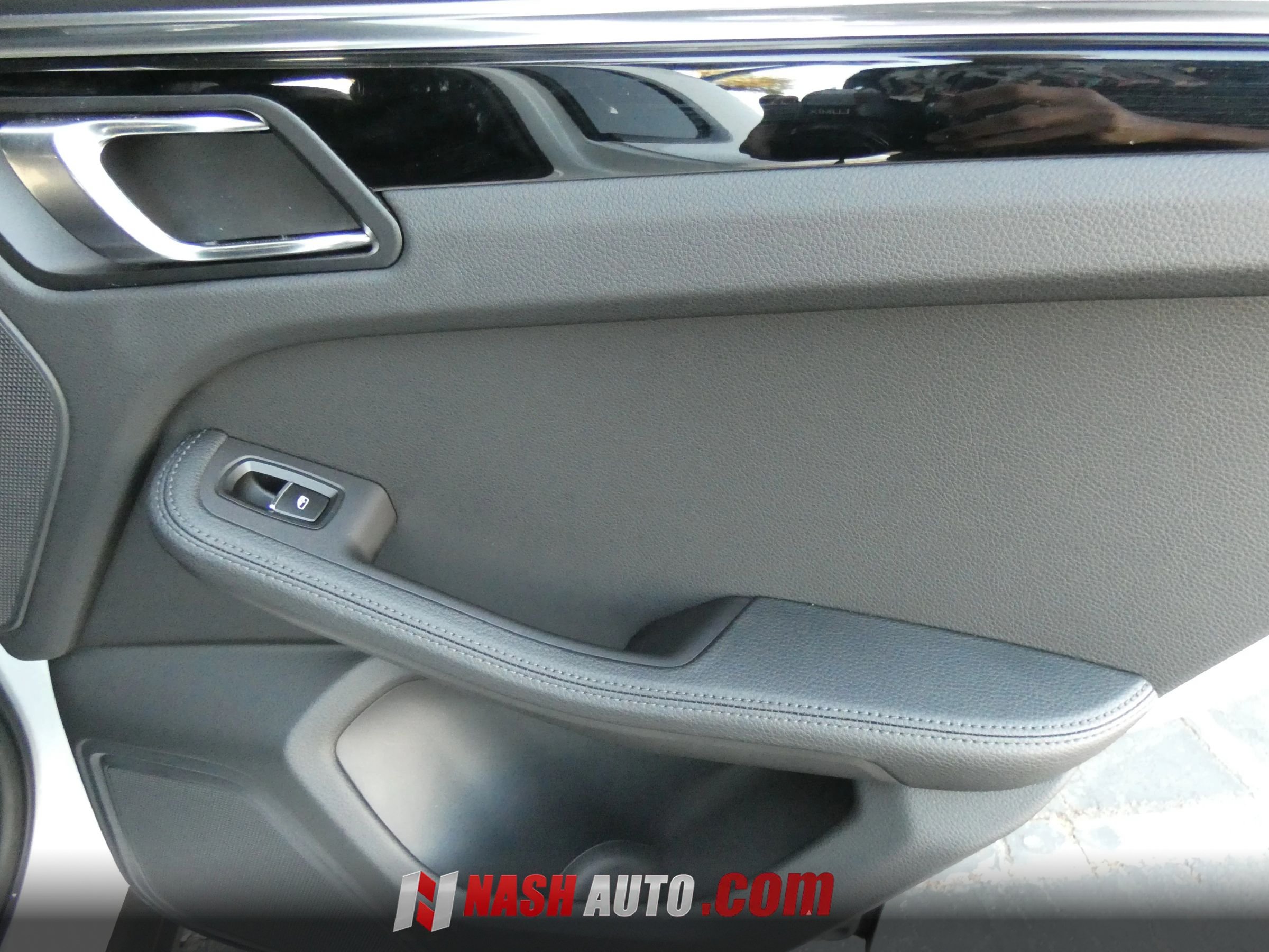 Used 2024 Porsche Macan AWD/4WD image 39