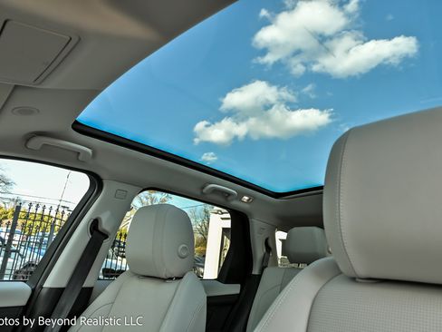 Used 2022 Land Rover Discovery Sport SE image 28