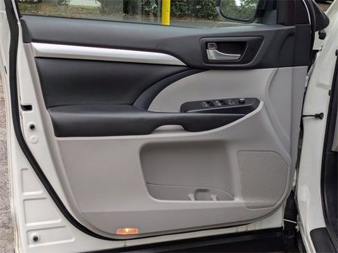 Used 2019 Toyota Highlander SE image 9