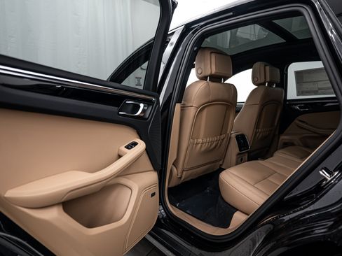 Certified 2026 Porsche Macan AWD/4WD image 19