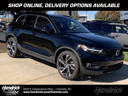 Used 2022 Volvo XC40 T5 R-Design w/ Advanced Package