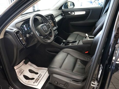 Used 2022 Volvo XC40 T5 Momentum image 25