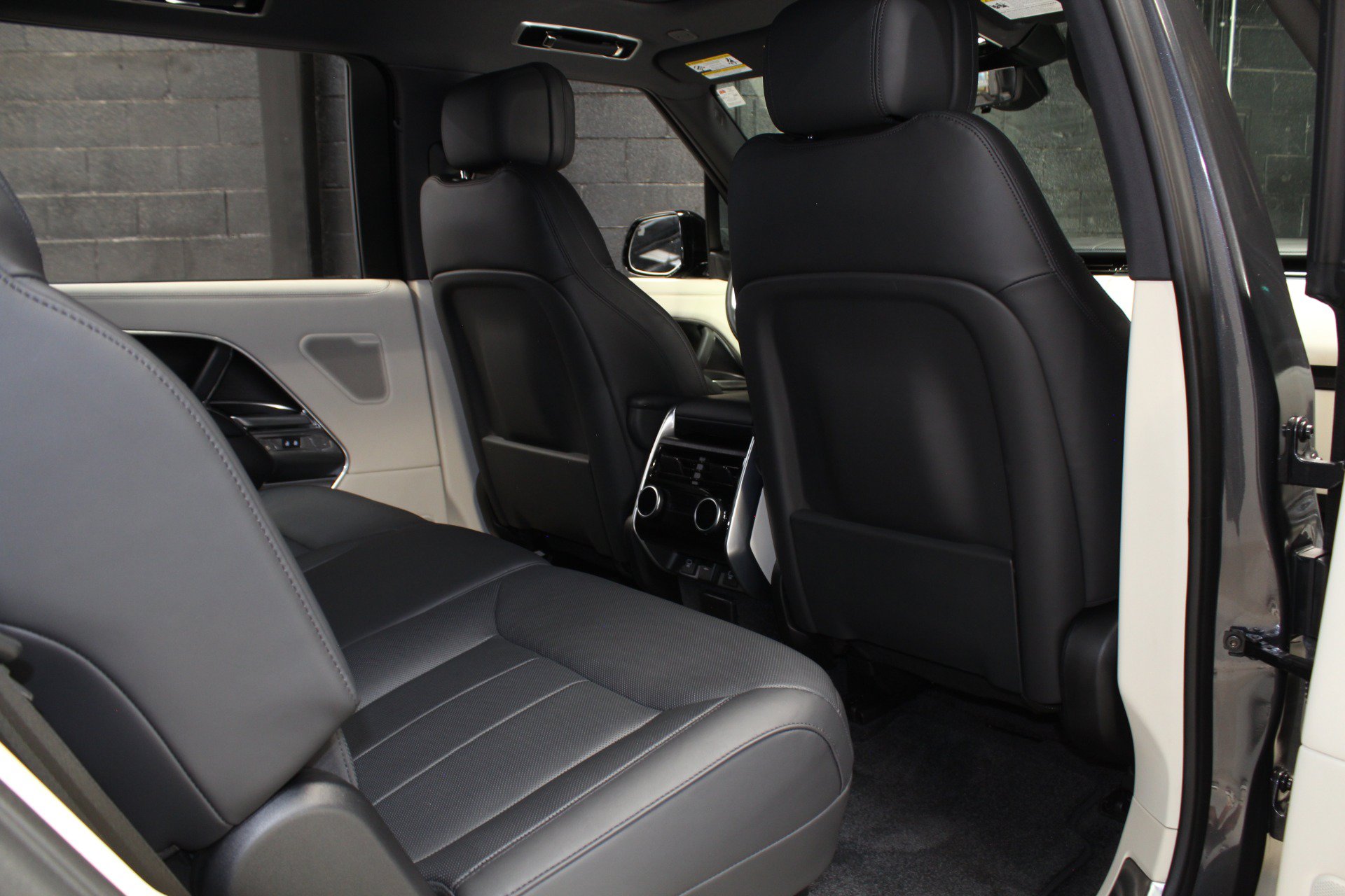 Used 2024 Land Rover Range Rover Long Wheelbase SE AWD/4WD image 47