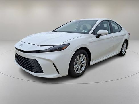 Used 2025 Toyota Camry LE FWD image 5