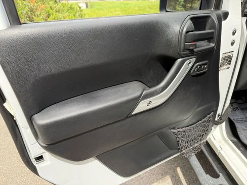 Used 2015 Jeep Wrangler Unlimited Sahara w/ Connectivity Group AWD/4WD image 8