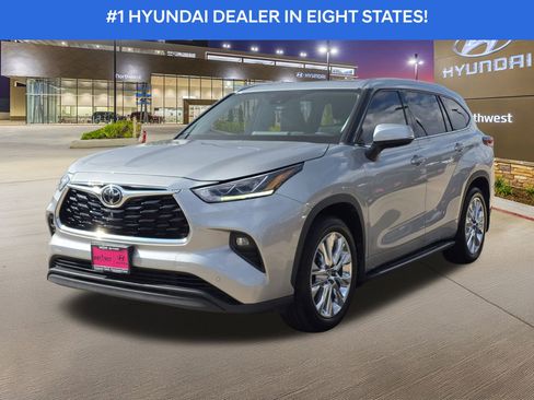 Used 2020 Toyota Highlander Limited image 2