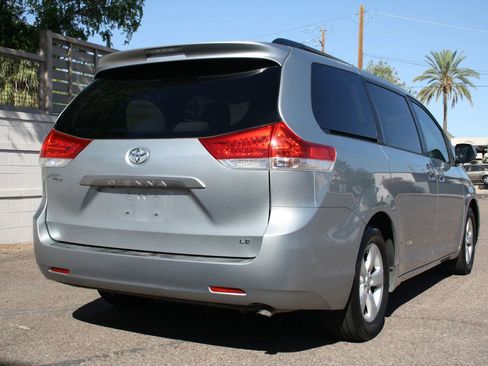 Used 2014 Toyota Sienna LE image 4