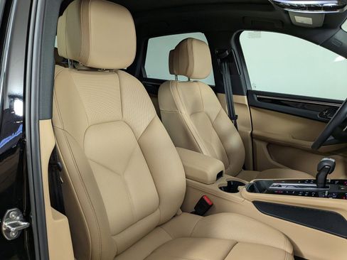 Certified 2025 Porsche Macan Turbo AWD/4WD image 24
