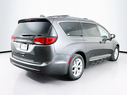 Used 2017 Chrysler Pacifica Touring-L w/ Tire & Wheel Group image 9